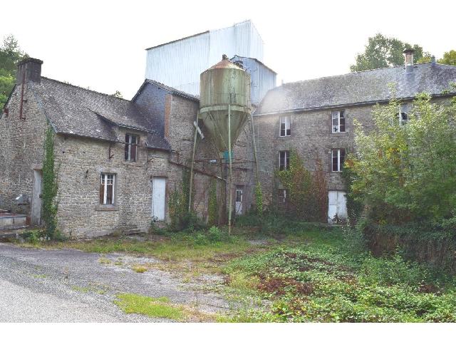 Local-Commercial à vendre à PRIZIAC 56320 Morbihan Bretagne France: Ancienne Minoterie sur un terrain de 10795 m2<br />
Caractéristiques / Features<br />
En campagne<br />
Hangar<br />
Terrain boisée<br />
Cour<br />
Bief<br />
Dépendances<br />
Terrain attenant et non attenant - 10 795 m²<br />
<br />
97 500 <br />
...