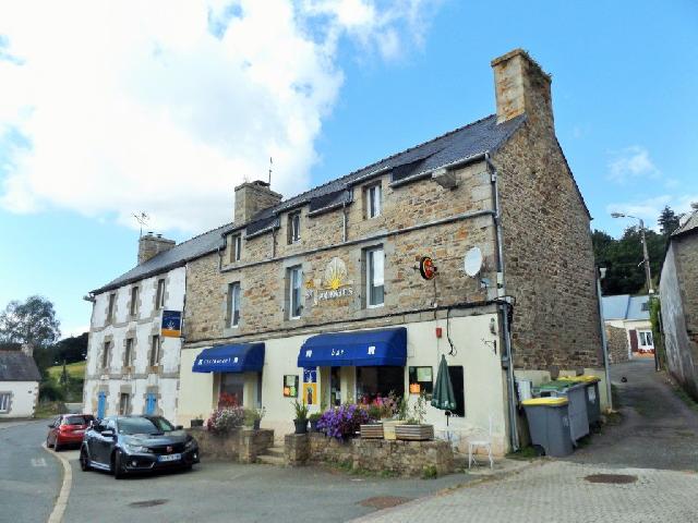 Commercieel-bedrijf te koop in PLESIDY 22720 Côtes-d'Armor Bretagne Frankrijk: Bar/restaurant, met accommodatie en terras.<br />
Begane grond :<br />
Bar en zaal - 25 m²<br />
Restaurantzalen 2, (26 m², 25 m²)<br />
Toilet met fonteintje - 3 m²<br />
Keuken 25 m²<br />
<br />
1e verdieping :<br />
2 X Gang<br />
Slaap...