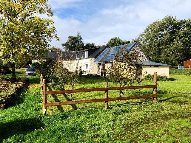 Maison à vendre à PLOUNEVEZEL 29270 Finistère Bretagne France: Maison 6 Pièces + Dépendance + Terrain 879 m2.<br />
Rez-de-chaussée :<br />
Hall<br />
Salon - 16,50 m²<br />
Cuisine / Salle à manger - 17,50 m²<br />
Chambre ou Salon-séjour - 21 m²<br />
Salle de bains et WC privatis -...