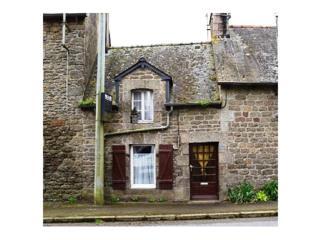 Huis te koop in PLOUNEVEZ QUINTIN 22110 Côtes-d'Armor Bretagne Frankrijk: Dorpswoning met tuin en een terrein van 155 m2 <br />
Begane grond :<br />
Woonkamer met keuken - 24 m²<br />
Badkamer en toilet - 6 m²<br />
<br />
1e verdieping :<br />
Kamer - 22 m²<br />
<br />
Kenmerken: In dorp<br />
Elektrische verwarm...