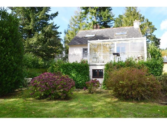 Haus zu verkaufen in CAUREL 22530 Côtes-d'Armor Frankreich. Haus auf einem Grundstück von 1626 qm mit einer Wohnfläche von 61 qm. Begane grond :<br />
Lobby<br />
wc<br />
Keuken - 10 m²<br />
Woonkamer - 16 m²<br />
Slaapkamer - 12,50 m²<br />
Doucheruimte - 3,50 m²<br />
wc<br />
Veranda - 1...