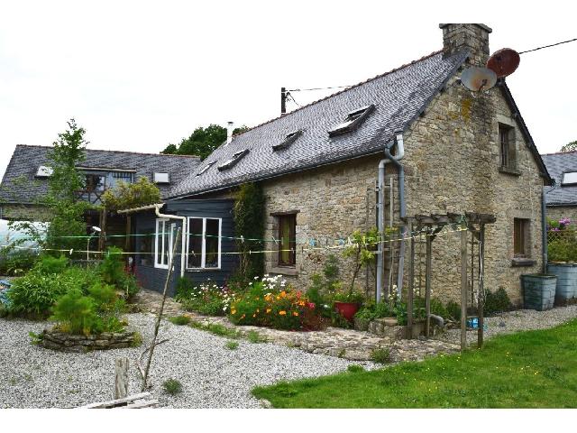 House for sale LE CROISTY 56540 Morbihan Bretagne France: House on a land of 476 m2 <br />
Ground floor:<br />
Hall - 4 m²<br />
Bathroom and WC with hip bathtub - 3 m²<br />
Kitchen / Dining room - 22 m²<br />
Airlock - 7.50 m²<br />
Living room - 20 m²<br />
<br />
1st floor :<br />
Landing<br />
Bed...