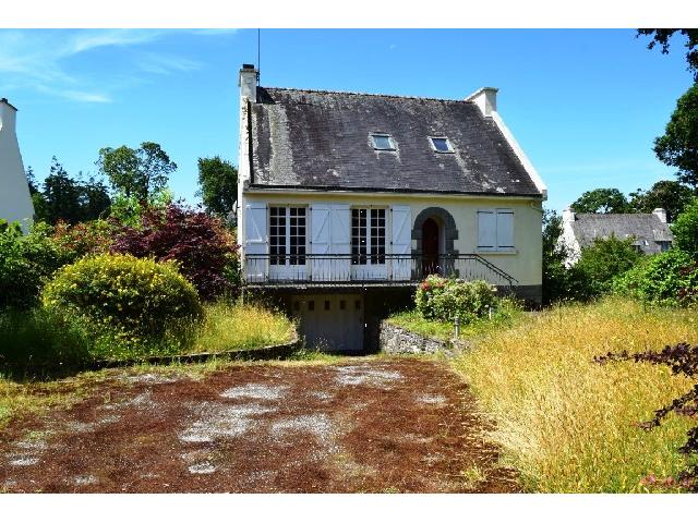 Maison à vendre à SPEZET 29540 Finistère Bretagne France: Maison 5 Pièces et terrain de 2390 m2.<br />
Rez-de-chaussée :<br />
Hall<br />
Cuisine / Salle à manger - 12 m²<br />
Salon-séjour - 36 m²<br />
Chambre - 11 m²<br />
Salle de bains et WC - 5 m²<br />
Buanderie - 2 m²<br />
<br />
1er ...