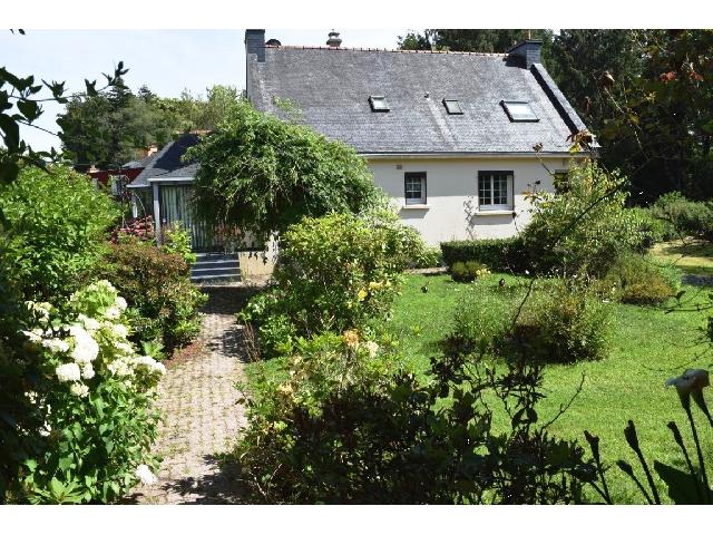 Maison à vendre à LIGNOL 56160 Morbihan Bretagne France: Maison 6 Pièces + Dépendance + Terrain 1762 m2.<br />
Rez-de-chaussée :<br />
Véranda - 34 m²<br />
Cuisine / Salle à manger - 29 m²<br />
Couloir<br />
Salle d'eau - 6,50 m²<br />
WC<br />
Chambre - 11 m²<br />
Salon-séjour - 28,...