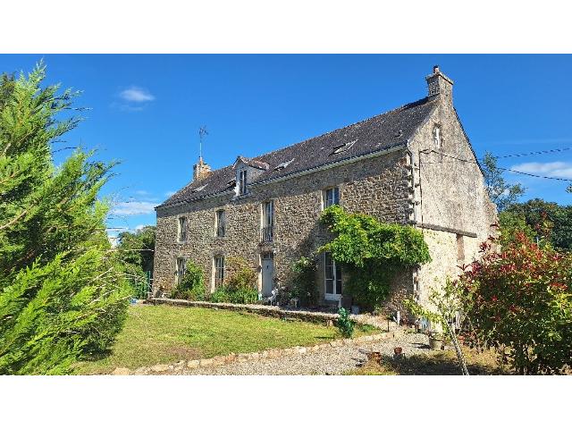 House for sale GUEMENE SUR SCORFF 56160 Morbihan Bretagne France: 2 House on a land of 1249 m2 with a habitable surface of 202 m2. <br />
House A<br />
Ground floor / Ground floor :<br />
Hall - 10 m²<br />
WC<br />
Kitchen / Dining room - 31 m²<br />
Laundry room and boiler room - 4.50 m²<br />
L...