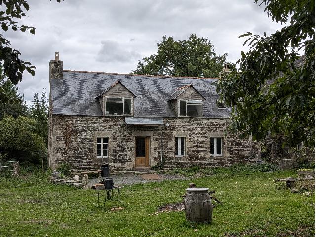 Huis te koop in LOCARN 22340 Côtes-d'Armor Bretagne Frankrijk: Huis + Oud landhuis + Oud huis + Bijgebouwen + Grond 28000 m2.<br />
Thuis<br />
Begane grond:<br />
Keuken / Eetkamer - 33 m²<br />
Badkamer en toilet - 15 m²<br />
Slaapkamer - 13 m²<br />
Woonkamer - 31 m²<br />
Wasruimte / bijk...
