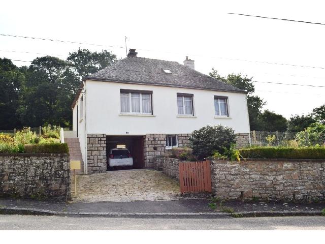 Haus zu verkaufen in GUEMENE SUR SCORFF 56160 Morbihan Frankreich. Haus auf einem Grundstück von 826 qm mit einer Wohnfläche von 68 qm. Erdgeschoss:<br />
Lobby<br />
Küche - 10 m²<br />
Wohnzimmer - 28 m²<br />
Duschraum - 4 m²<br />
WC<br />
Schlafzimmer 2, (14,50 m², 11 m²)<br />
<br />
Dachbode...