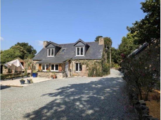Haus zu verkaufen in LOCARN 22340 Côtes-d'Armor Frankreich. Haus auf einem Grundstück von 2949 qm mit einer Wohnfläche von 136 qm. <br />
Haus 1<br />
Erdgeschoss:<br />
Luftschleuse - 6 m²<br />
Wohnzimmer mit Küche - 50 m²<br />
Schlafzimmer - 10 m²<br />
Duschraum und WC - 3 m²<br />
...