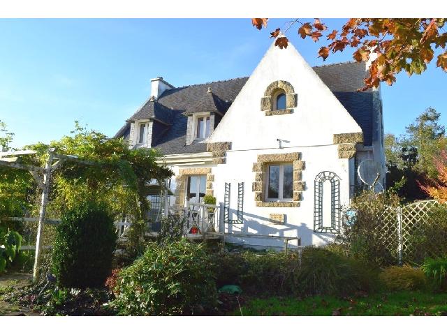 Haus zu verkaufen in SPEZET 29540 Finistère Frankreich. Haus und altes Haus auf einem Grundstück von 3726 qm mit einer Wohnfläche von 155 qm. <br />
Erdgeschoss:<br />
Lobby<br />
WC mit Handwaschbecken<br />
Büro - 5 m²<br />
Küche / Esszimmer - 23 m²<br />
Wohnzimmer - 32 m²<br />
...