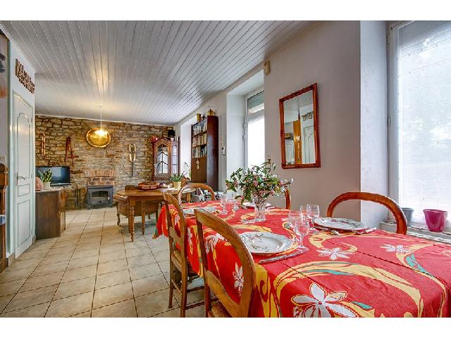 Haus zu verkaufen in LE FAOUET 56320 Morbihan Frankreich. Haus auf einem Grundstück von 298 qm mit einer Wohnfläche von 95 qm. Erdgeschoss:<br />
Wohnzimmer mit Küche - 40,50 m²<br />
WC mit Waschbecken<br />
<br />
1. Stock:<br />
WC<br />
Badezimmer - 6 m²<br />
Schlafzimmer 2, (14 m²...