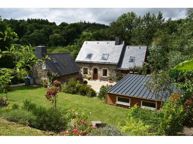 House for sale CANIHUEL 22480 Côtes-d'Armor Bretagne France: House on a land of 1202 m2. <br />
Ground floor:<br />
Living room with kitchen - 52.50 m²<br />
Veranda - 26 m²<br />
Shower room - 7 m²<br />
WC<br />
<br />
1st floor Staircase 1:<br />
Bedroom - 24 m²<br />
<br />
1st floor Staircase 2:<br />
Bedr...