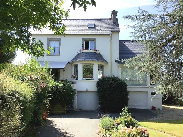 Maison à vendre à CARHAIX PLOUGUER 29270 Finistère Bretagne France: Maison d'Architecte 7 Pièces avec terrain de 1202 m2.<br />
Rez-de-chaussée :<br />
Hall<br />
WC avec lave mains - 3,50 m²<br />
Cuisine / Salle à manger - 16,50 m²<br />
Salon-séjour - 22,50 m²<br />
Salon - 24,50 m²<br />
Co...