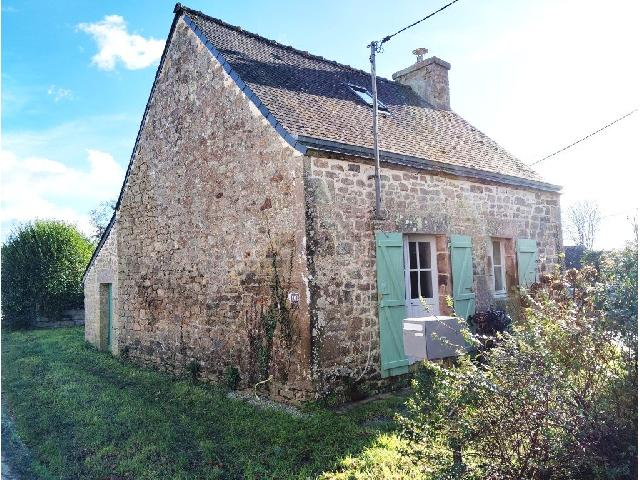 Maison à vendre à CLEGUEREC 56480 Morbihan Bretagne France: Maison 2 Pièces de 52 m2 avec terrain de 253 m2.<br />
Rez-de-chaussée :<br />
Salon-séjour - 29,50 m²<br />
Cuisine - 11 m²<br />
Salle d'eau - 4 m²<br />
<br />
1er étage :<br />
Chambre - 29,50 m²<br />
<br />
Caractéristiques  :<br />
<br />
...