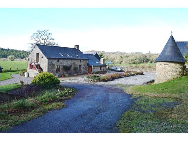 Huis te koop in LANGOELAN 56160 Morbihan Bretagne Frankrijk: Longère + Woonhuis + Bijgebouwen op een terrein van 287180 m2. <br />
Boerderij<br />
Begane grond:<br />
Entreehal<br />
Keuken - 9,50 m²<br />
Eetkamer - 20,50 m²<br />
Woonkamer - 58 m²<br />
WC<br />
Wasruimte met douche - 8 m²<br />
Me...