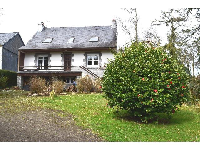 Huis te koop in HUELGOAT 29690 Finistère Bretagne France: Woonhuis op een terrein van 802 m2. <br />
Verhoogde begane grond:<br />
Lobby<br />
WC met wastafel<br />
Woonkamer - 37,50 m²<br />
Keuken - 12,50 m²<br />
Slaapkamer - 11 m²<br />
Badkamer met bad, douche en toilet - 5 m²<br />
Kanto...