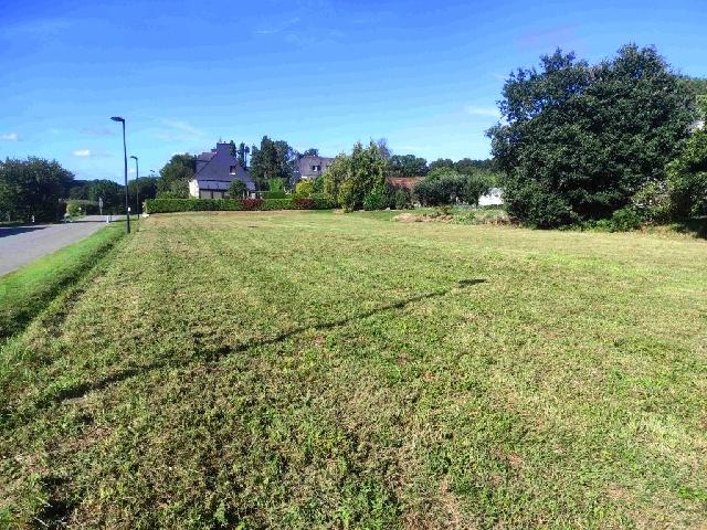 Bauland zu verkaufen in PLELAUFF 22570 Côtes-d'Armor Frankreich. Fläche von 1827 qm. Im Dorf. Alle Dienstleistungen in der Nähe: Wasser, Strom, Telefon, Kanalisation....