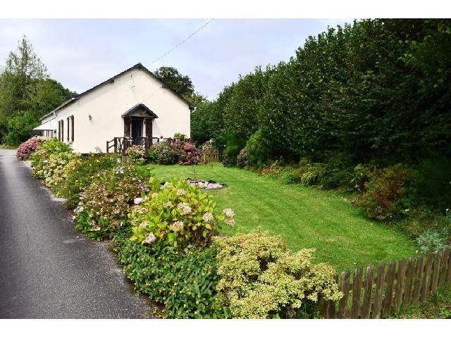 Huis te koop in LOCMARIA BERRIEN 29690 Finistère Bretagne France: 2 huizen op een terrein van 758 m2 met een woonoppervlakte van 111 m2. Huis 1<br />
Begane grond:<br />
Luchtsluis<br />
Eetkamer - 11,50 m²<br />
Keuken - 12 m²<br />
Woonkamer - 15 m²<br />
Slaapkamers 2, (12 m², 10 m²)<br />
Do...