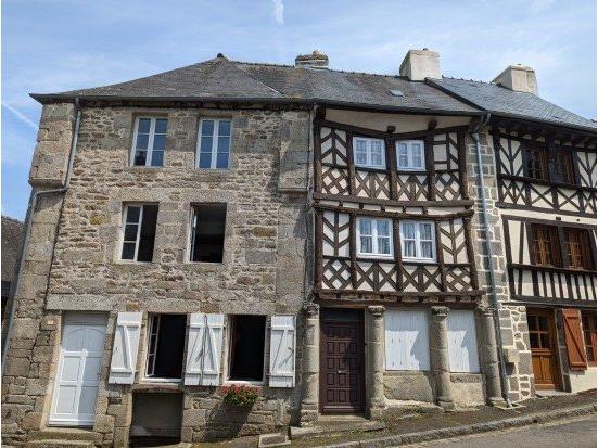 House for sale MONCONTOUR 22510 Côtes-d'Armor Bretagne France: Village house on a land of 58 m2 with a habitable surface of 160 m2. <br />
Ground Floor:<br />
Living Room with Kitchen - 58 m²<br />
<br />
1st Floor:<br />
2 Bedrooms (23 m², 23 m²)<br />
Private Bathroom - 5 m²<br />
WC with Wa...