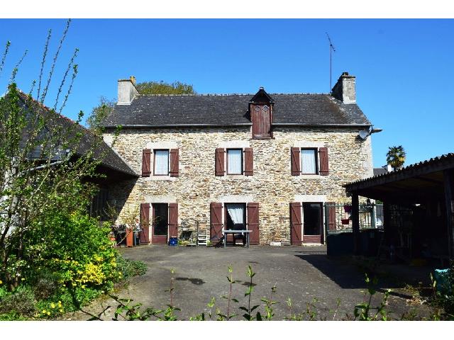 Haus zu verkaufen in SAINT CARADEC 22600 Côtes-d'Armor Frankreich. Haus auf einem Grundstück von 583 qm <br />
Erdgeschoss:<br />
Wohnzimmer mit Küche - 60 m²<br />
Esszimmer - 16,50 m²<br />
Keller<br />
Waschküche - 12,50 m²<br />
Spülküche - 4,50 m²<br />
Badezimmer - 5,50 m²<br />
WC<br />
<br />
1. St...