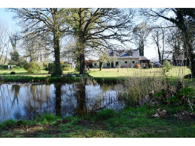 Haus zu verkaufen in LANGOELAN 56160 Morbihan Frankreich. Haus mit See auf einem Grundstück von 26800 qm mit einer Wohnfläche von 87 qm. <br />
Erdgeschoss:<br />
Veranda - 6,50 m²<br />
Küche / Esszimmer - 23,50 m²<br />
Wohnzimmer - 28 m²<br />
Büro - 5 m²<br />
Duschraum und W...