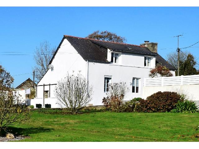 Huis te koop in CLEDEN POHER 29270 Finistère Bretagne France: Woonhuis op een terrein van 3819 m2 met een woonoppervlakte van 89 m2. Begane grond:<br />
Lobby<br />
Doucheruimte en toilet - 8,50 m²<br />
Keuken / Eetkamer - 17 m²<br />
Woonkamer - 25 m²<br />
<br />
1e verdieping:<br />
Bureau...