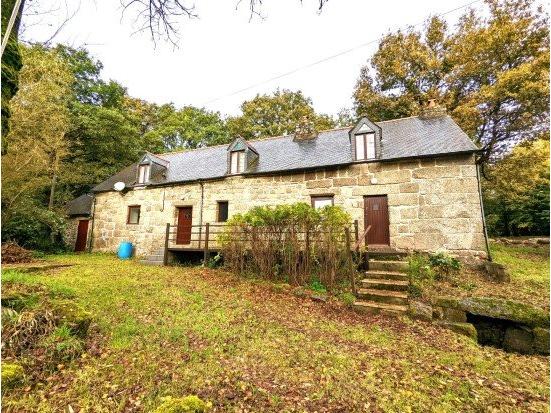 Huis te koop in MAEL PESTIVIEN 22160 Côtes-d'Armor Bretagne Frankrijk: Woonhuis in 2 delen op een terrein van 1481 m2 met een woonoppervlakte van 113 m2. <br />
Deel 1<br />
Begane grond:<br />
Woonkamer met keuken - 20 m²<br />
<br />
1e verdieping trap 1:<br />
Tussenverdieping - 19 m²<br />
Doucherui...