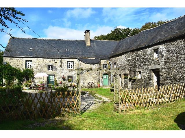 House for sale SAINTE TREPHINE 22480 Côtes-d'Armor Bretagne France: House with outbuilding on a land of 14761 m2 .<br />
Ground floor:<br />
Hall<br />
WC<br />
Living room - 32 m²<br />
Office - 8 m²<br />
Kitchen/Dining room - 22.50 m²<br />
Bathroom - 8 m²<br />
<br />
1st floor:<br />
Bedrooms 4 (19.50 m², 1...