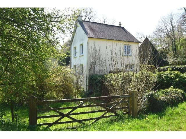 Haus zu verkaufen in PLOUGUENAST 22150 Côtes-d'Armor Frankreich. 2 Häuser auf einem Grundstück von 8850 qm.<br />
Haus A<br />
Erdgeschoss:<br />
Veranda<br />
Küche / Esszimmer - 19 m²<br />
Wohnzimmer - 14,50 m²<br />
WC mit Waschbecken - 2,50 m²<br />
<br />
1. Stock:<br />
Schlafzimmer 3, (13 m², 1...