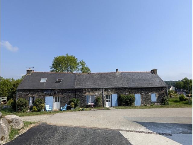 Haus zu verkaufen in LOCARN 22340 Côtes-d'Armor Frankreich. 2 Häuser und Nebengebäude mit einer Wohnfläche von 89 qm und mit einem Grundstück von 1550 qm. <br />
Haus A<br />
Erdgeschoss:<br />
Wohnzimmer mit Küche - 28 m²<br />
<br />
1. Stock:<br />
Schlafzimmer 2, (15 m², 12 m²)...