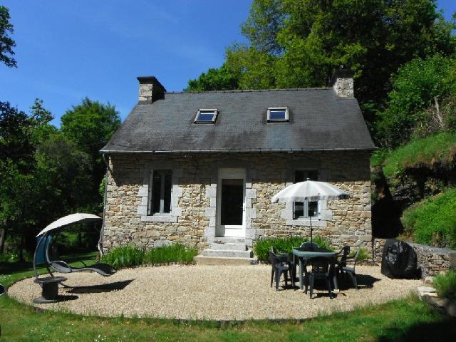 Haus zu verkaufen in LANRIVAIN 22480 Côtes-d'Armor Frankreich. Haus auf einem Grundstück von 1567 qm. <br />
Erdgeschoss:<br />
Wohnzimmer mit Küche – 33,50 m²<br />
Bad und WC – 3,50 m²<br />
<br />
1. Obergeschoss:<br />
Hochparterre – 19,50 m²<br />
Schlafzimmer – 19 m²<br />
<br />
Unterge...