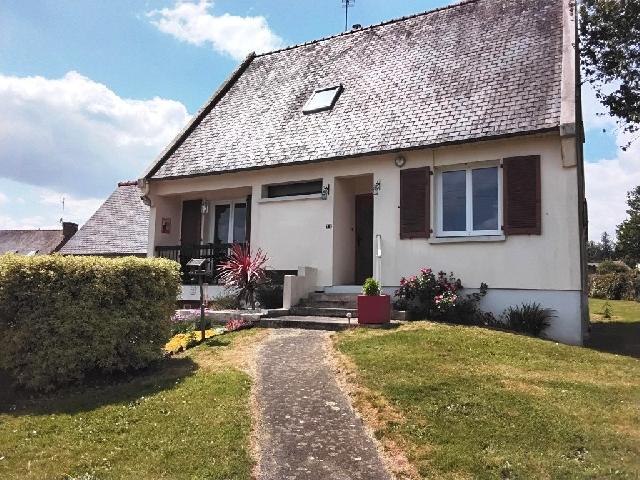 Huis te koop in PLESSALA 22330 Côtes-d'Armor Bretagne Frankrijk: Woonhuis op een terrein van 1248 m2 met een woonoppervlakte van 126 m2. <br />
Begane grond:<br />
Hal<br />
Toilet<br />
Keuken/eetkamer - 18,50 m²<br />
Woonkamer - 19,50 m²<br />
Slaapkamer - 8,50 m²<br />
Badkamer - 3 m²<br />
<br />
1e ...