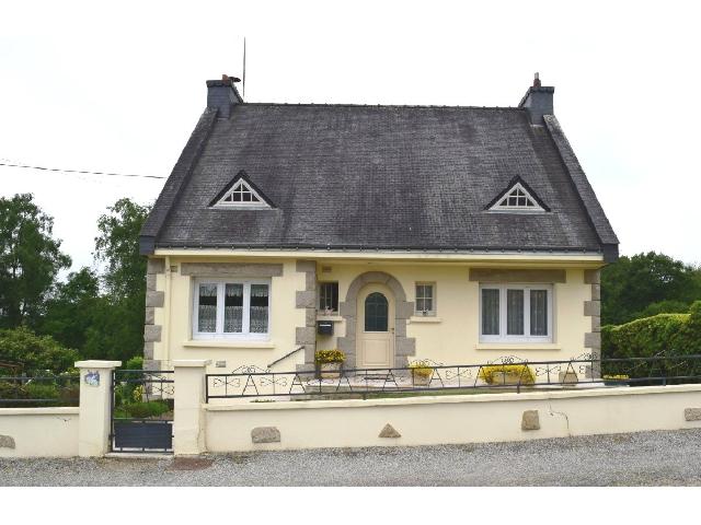 Huis te koop in PLOERDUT 56160 Morbihan Bretagne Frankrijk: Woonhuis op een terrein van 1081 m2 <br />
Begane grond:<br />
Hal<br />
Toilet<br />
Keuken/eetkamer - 15,50 m²<br />
Woonkamer - 21,50 m²<br />
Slaapkamers 2 (15 m², 9,50 m²)<br />
Doucheruimte - 3,50 m²<br />
<br />
1e verdieping:<br />
<br />
Hal...