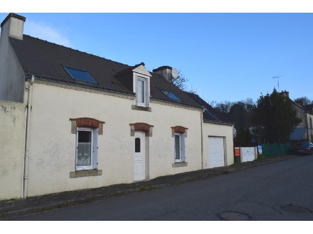 House for sale GUEMENE SUR SCORFF 56160 Morbihan Bretagne France: House on a land of 281 m2 with a habitable surface of 72 m2. <br />
Ground Floor:<br />
Hall<br />
WC<br />
Living Room - 16.50 m²<br />
Kitchen/Dining Room - 14 m²<br />
<br />
1st Floor:<br />
Hallway<br />
Bedrooms 2 (16.50 m², 13 m²)<br />
Ba...