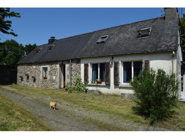 Haus zu verkaufen in BOURBRIAC 22390 Côtes-d'Armor Frankreich. Haus auf einem Grundstück von 1420 qm mit einer Wohnfläche von 88 qm. Erdgeschoss:<br />
Küche/Esszimmer – 26 m²<br />
Hauswirtschaftsraum – 7,50 m²<br />
WC mit Waschbecken<br />
Wohnzimmer – 26 m²<br />
Waschkü...