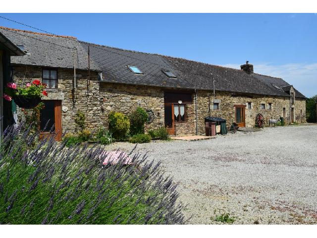 Gites-Chambres-d-hotes te koop in PLOUGUENAST 22150 Côtes-d'Armor Bretagne Frankrijk: 4 huizen op een terrein van 2876 m2 <br />
Huis 1<br />
Begane grond:<br />
Hal<br />
Keuken - 10 m²<br />
Eetkamer - 9,50 m²<br />
Woonkamers 2 (11,50 m², 10 m²)<br />
Doucheruimte en toilet - 4,50 m²<br />
Slaapkamer - 13 m²<br />
Wasrui...