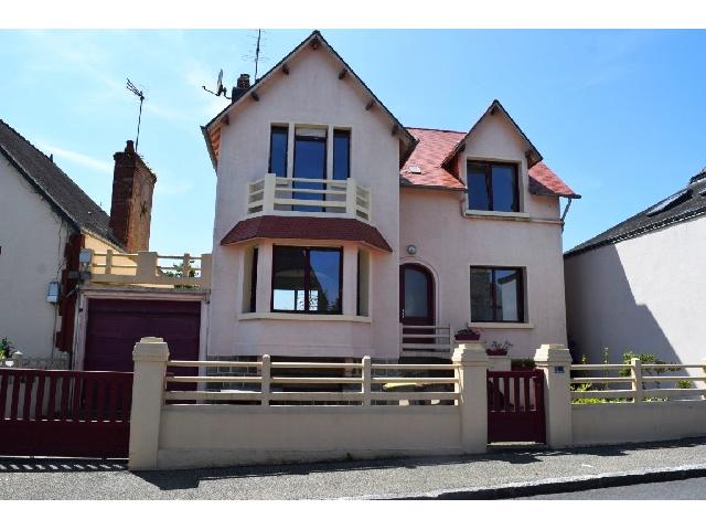 House for sale PLEMET 22210 Côtes-d'Armor Bretagne France: House on a land of 652 m2 with a habitable surface of 118 m2. <br />
Raised ground floor:<br />
Hall<br />
WC<br />
Living room - 28.50 m²<br />
Kitchen - 8.50 m²<br />
Veranda - 6 m²<br />
Office - 6.50 m²<br />
<br />
1st floor:<br />
Hallway<br />
...