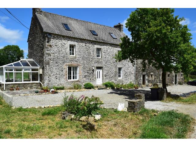 Huis te koop in&nbsp;SAINT MAYEUX 22320 Côtes-d'Armor Bretagne Frankrijk: Woonhuis op een terrein van 6580 m2 met een woonoppervlakte van 152 m2. Indeling: 7 vertrekken, 5 slaapkamers, 2 badkamers met douche. Verwarming op hout....