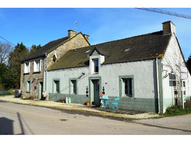 Paardenobject te koop in SILFIAC 56480 Morbihan Bretagne France: 2 Huizen op een terrein van 30172 m2 met een woonoppervlakte van 171 m2. Woning 1<br />
Begane grond:<br />
Keuken/eetkamer - 31 m²<br />
Woonkamer - 19,50 m²<br />
Hal met stookruimte<br />
<br />
1e verdieping:<br />
Hal<br />
Slaapkame...