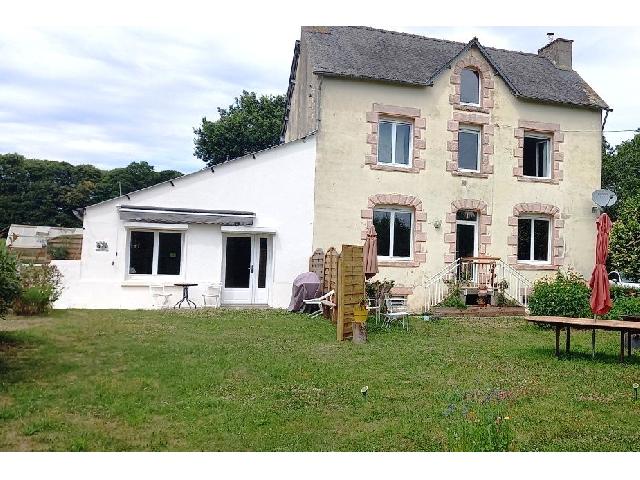 Haus zu verkaufen in BREHAN 56580 Morbihan Frankreich. 2 Häuser auf einem Grundstück von 7028 qm <br />
Haus 1<br />
Hochparterre:<br />
Flur – 7 m²<br />
Wohnzimmer – 17,50 m²<br />
Küche – 17,50 m²<br />
<br />
1. OG:<br />
Flur<br />
Schlafzimmer 2 (18 m², 17,50 m²)<br />
Duschbad und WC...