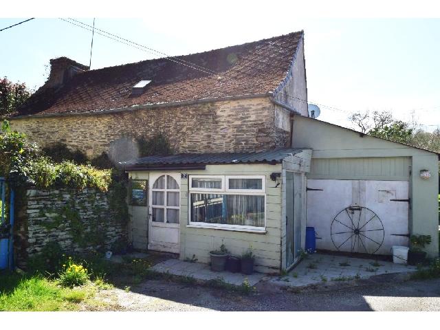 Huis te koop in LANDELEAU 29530 Finistère Bretagne France: Woonhuis op een terrein van 74 en een terrein verderop van 1486 m2 .<br />
Begane grond:<br />
Hal<br />
Woonkamer met keuken<br />
Badkamer en toilet<br />
<br />
1e verdieping:<br />
Overloop<br />
2 slaapkamers<br />
<br />
Landelijk gelegen<br />
Verw...