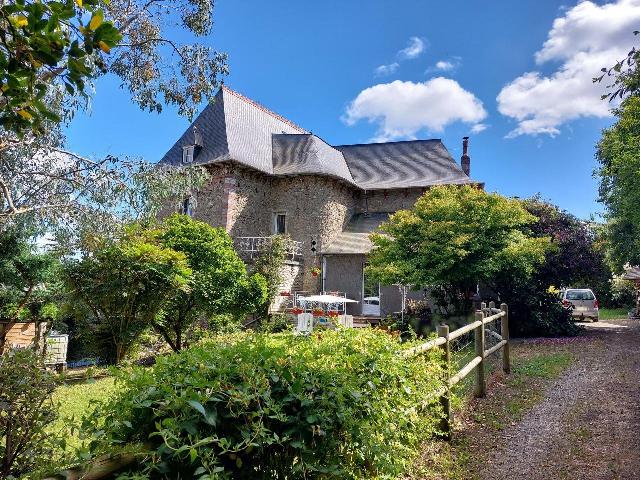 Haus zu verkaufen in MERDRIGNAC 22230 Côtes-d'Armor Frankreich. Haus auf einem Grundstück von 6612 qm mit einer Wohnfläche von 255 qm. Erdgeschoss:<br />
Flur<br />
Wohnzimmer – 30 m²<br />
Wohnzimmer – 27 m²<br />
Schlafzimmer – 15 m²<br />
Eigenes Duschbad – 6 m²<br />
Ankleide...