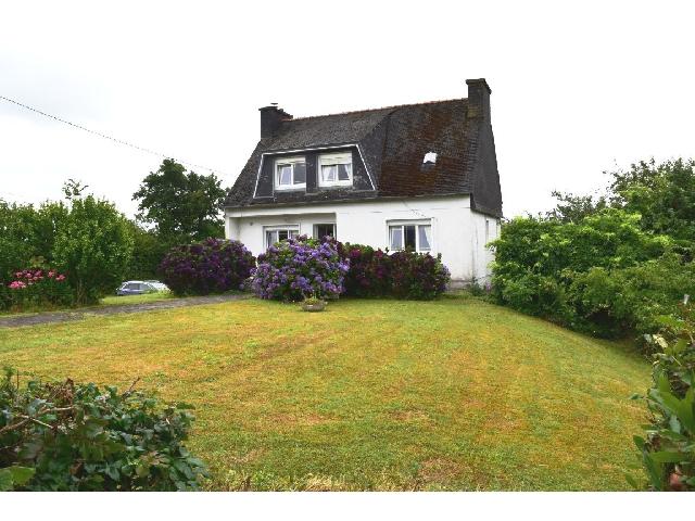 Huis te koop in LANNEDERN 29190 Finistère Bretagne France: Woonhuis met een woonoppervlakte van 119 m2 en een terrein van 4230 m2. Begane grond:<br />
Hal<br />
Keuken - 11,50 m²<br />
Woonkamer - 20 m²<br />
Slaap- of eetkamer - 12,50 m²<br />
Badkamer - 6,50 m²<br />
Toilet<br />
<br />
1e ve...