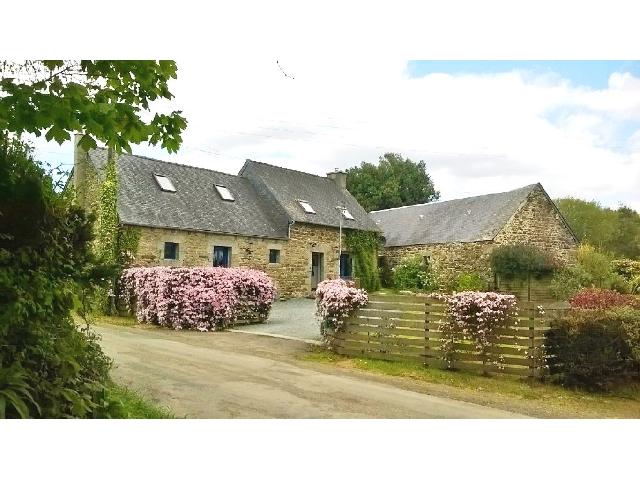 Huis te koop in CALLAC 22160 Côtes-d'Armor Bretagne Frankrijk: Woonhuis op een terrein van 1578 m2 met een woonoppervlakte van 110 m2. <br />
Begane grond:<br />
Hal - 2,50 m²<br />
Toilet met wastafel - 2 m²<br />
Keuken/eetkamer - 27,50 m²<br />
Woonkamer - 39 m²<br />
<br />
1e verdieping:<br />
...