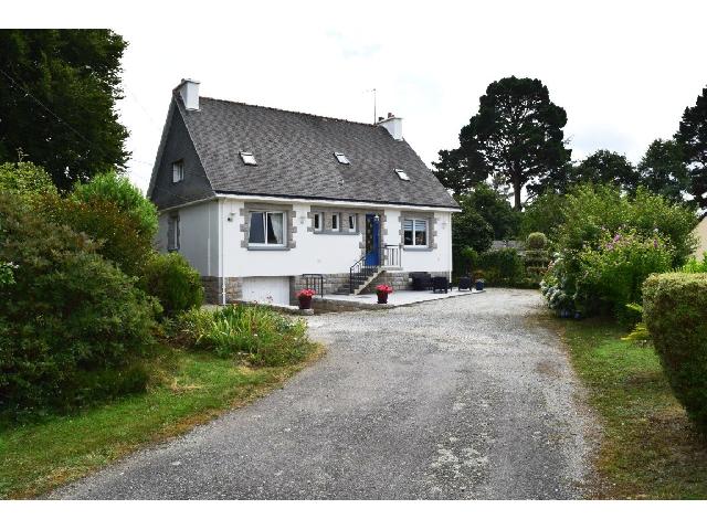 Huis te koop in LANGUIDIC 56440 Morbihan Bretagne Frankrijk: Woonhuis op een terrein van 5148 m2 met een woonoppervlakte van 153 m2. Huis<br />
Begane grond:<br />
Hal - 6 m²<br />
Toilet met wastafel<br />
Keuken/eetkamer - 14 m²<br />
Woonkamer met balkon - 31 m²<br />
Slaapkamers 2 (1...
