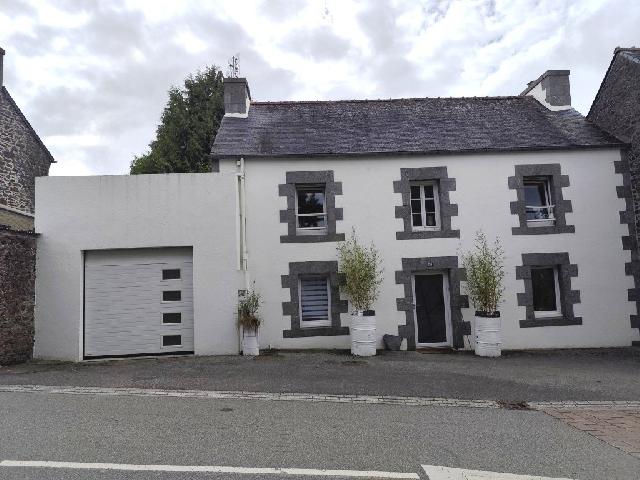 Huis te koop in PLELAUFF 22570 Côtes-d'Armor Bretagne France: Woonhuis op een terrein van 4410 m2 met een woonoppervlakte van 87 m2.<br />
Begane grond:<br />
Hal - 8 m²<br />
Woonkamer - 20 m²<br />
Keuken/eetkamer - 16 m²<br />
Bijkeuken - 5 m²<br />
<br />
1e verdieping:<br />
<br />
Overloop<br />
Slaap...