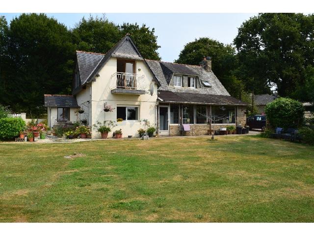 Huis te koop in SILFIAC 56480 Morbihan Bretagne France: Woonhuis op een terrein van 2753 m2 met een woonoppervlakte van 122 m2.<br />
Begane grond:<br />
Hal met toilet - 5 m²<br />
Keuken/eetkamer - 30 m²<br />
Woonkamer - 35 m²<br />
Veranda - 17 m²<br />
<br />
1e verdieping:<br />
<br />
Over...