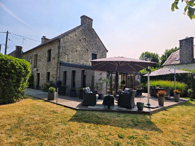 Huis te koop in SAINT TUGDUAL 56540 Morbihan Bretagne France: Woonhuis op een terrein van 1447 m2 met een woonoppervlakte van 175 m2. <br />
Begane grond:<br />
Keuken/eetkamer - 31 m²<br />
Woonkamer - 47 m²<br />
Badkamer en toilet - 3,50 m²<br />
Bijkeuken - 4 m²<br />
Veranda - 33 m...
