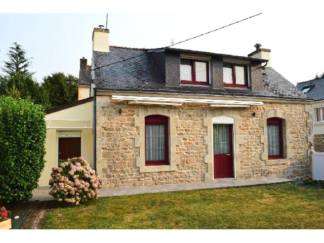 Huis te koop in LIGNOL 56160 Morbihan Bretagne France: Woonhuis op een terrein van 184 m2 met een woonoppervlakte van 55 m2. Begane grond:<br />
Woonkamer met keuken - 29 m²<br />
Toilet met wastafel - 2 m²<br />
<br />
1e verdieping:<br />
<br />
Overloop<br />
Slaapkamer met vaste kast...