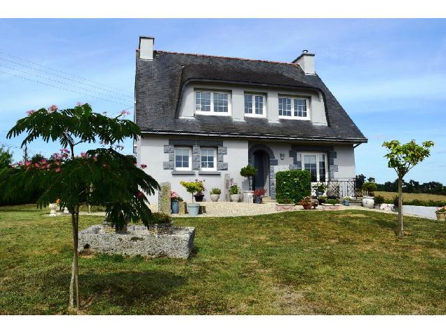 Huis te koop in MAEL CARHAIX 22340 Côtes-d'Armor Bretagne France: Woonhuis op een terrein van 1223 m2 met een woonoppervlakte van 125 m2. Begane grond:<br />
Hal - 8 m²<br />
Toilet met wastafel - 2,50 m²<br />
Woonkamer - 32 m²<br />
Keuken/eetkamer - 27 m²<br />
<br />
1e verdieping:<br />
Over...