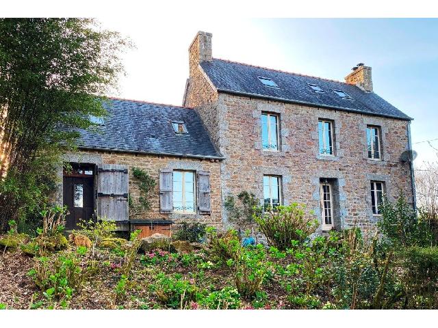 Huis te koop in BULAT PESTIVIEN 22160 Côtes-d'Armor Bretagne France: Woonhuis op een terrein van 9728 m2 met een woonoppervlakte van 187 m2. Begane grond:<br />
Keuken/eetkamer - 22,50 m²<br />
Toilet met wasruimte - 5 m²<br />
Woonkamer - 41,50 m²<br />
Trappenhuis 1<br />
<br />
1e verdieping:...
